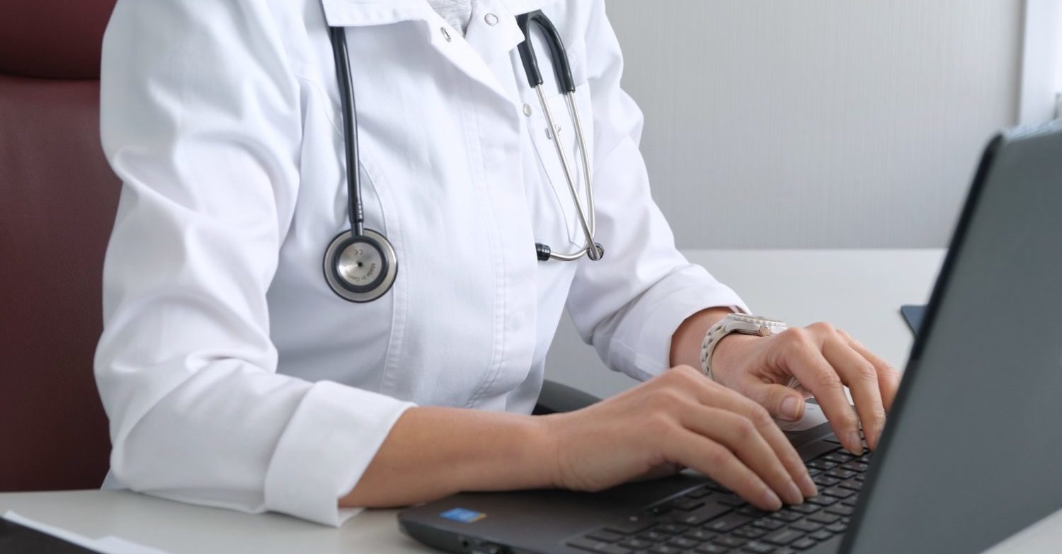 Médecin qui tape à l'ordinateur