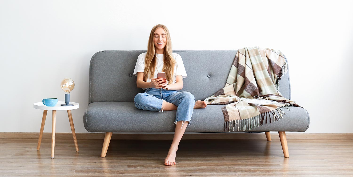 Fiche qui téléconsulte chez elle, dans son canapé